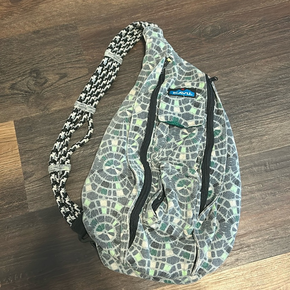 Multi pocket sling purse